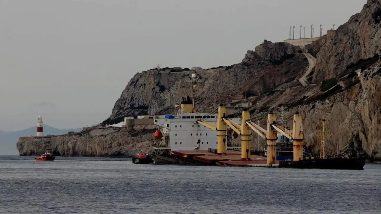 El OS35, varado junto a Gibraltar. - E. P.
