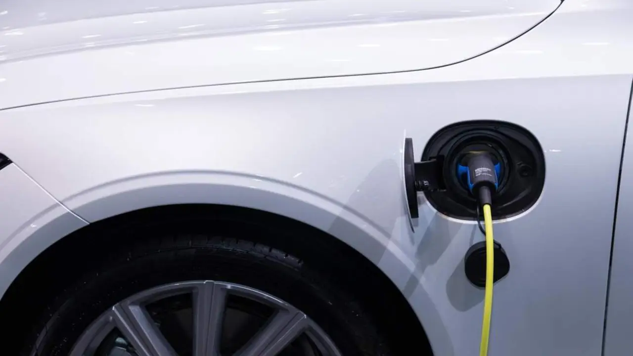Recarga de un veh&iacute;culo el&eacute;ctrico. - Pexels. 