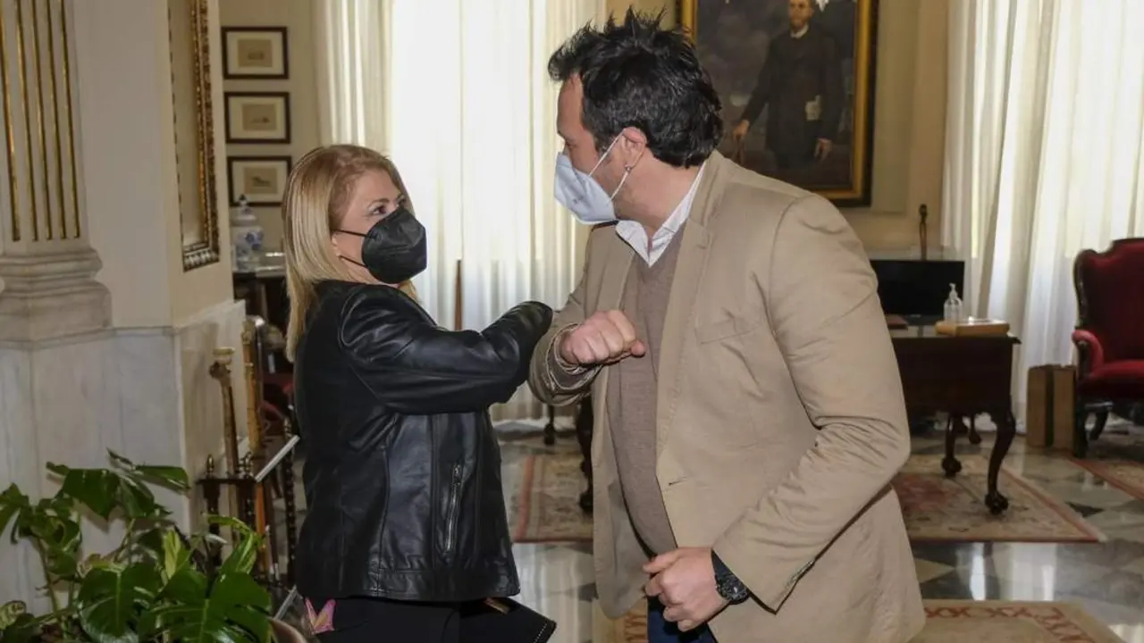 Los alcaldes de C&aacute;diz y Jerez se saludan en la recepci&oacute;n mantenida el pasado a&ntilde;o. - VIVA