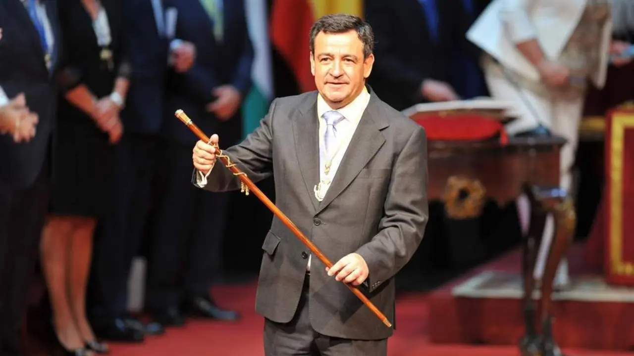 Con el bast&oacute;n de mando en junio de 2011. - 