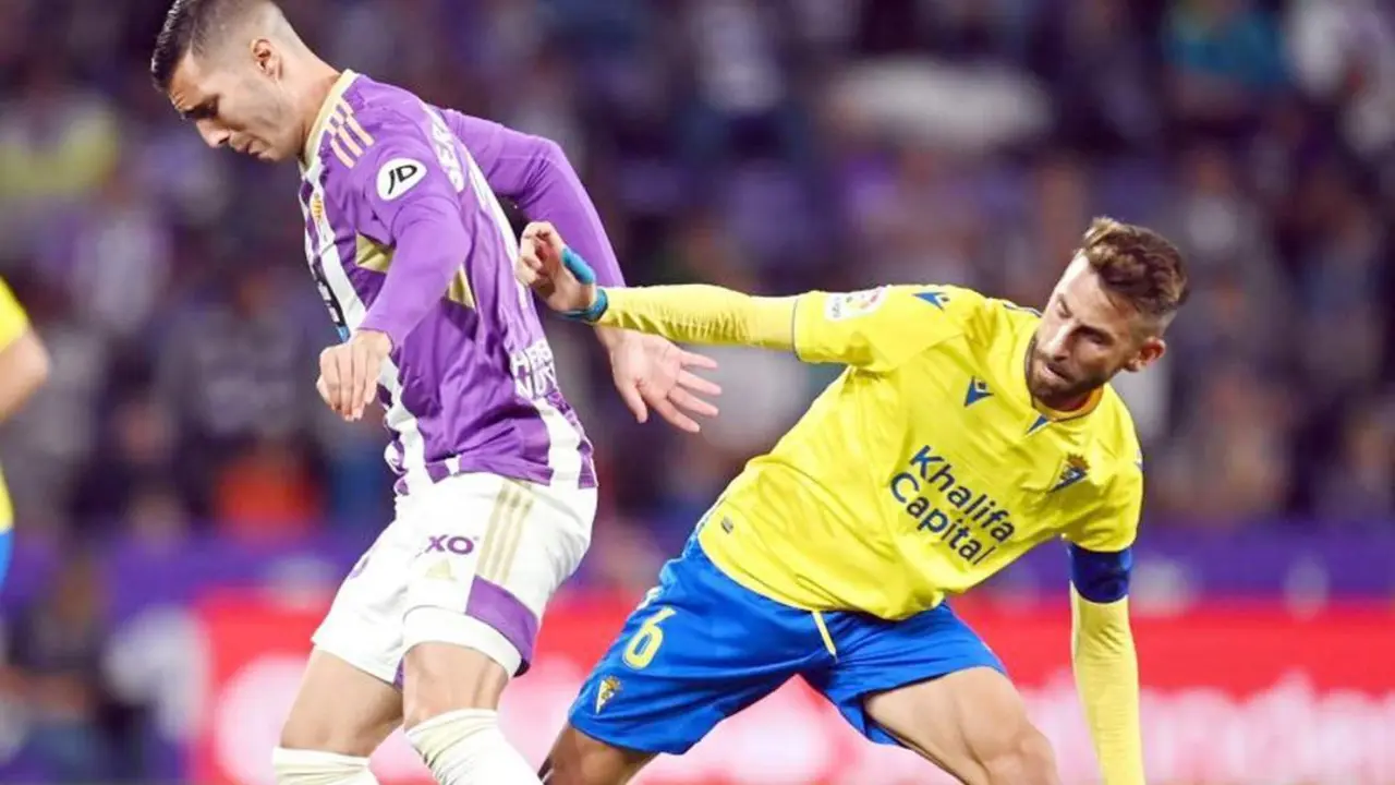 Jos&eacute; Mari presiona a un jugador del Valladolid - LLS