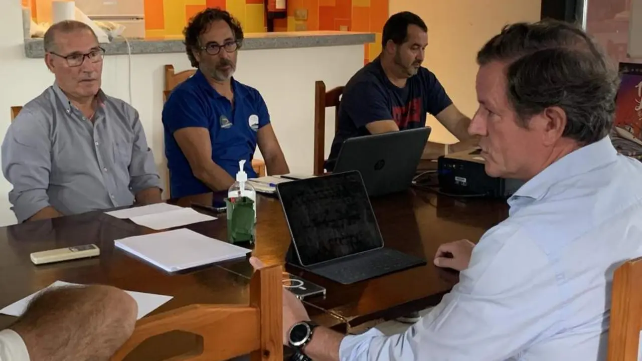 Javier Garat reunido con representantes dela Cofrad&iacute;a de Pescadores de Sanl&uacute;car. - C. Cruz