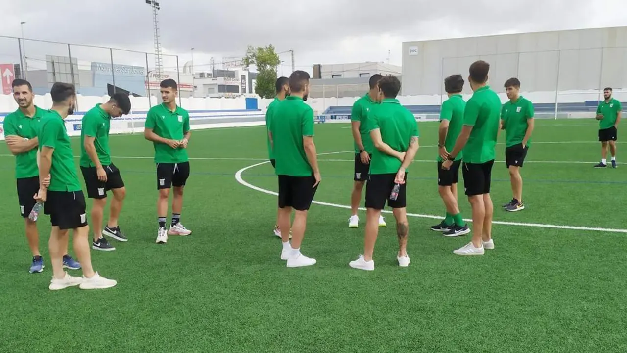Los jugadores del Atl&eacute;tico Sanluque&ntilde;o antes del partido disputado ante el Mar Menor en Murcia - ASCF