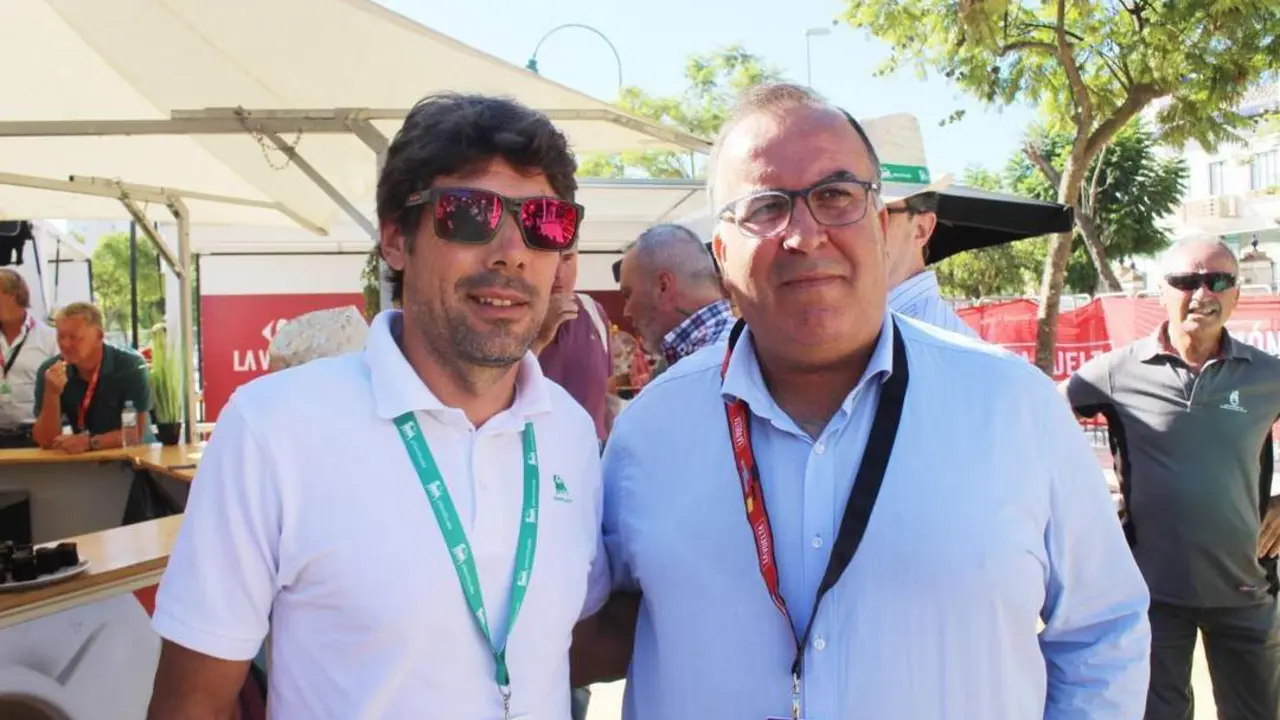David Salazar intercambiando impresiones con &Oacute;scar Freire -izquierda- tres veces campe&oacute;n del mundo en carretera - Ra&uacute;l J. Bustillos