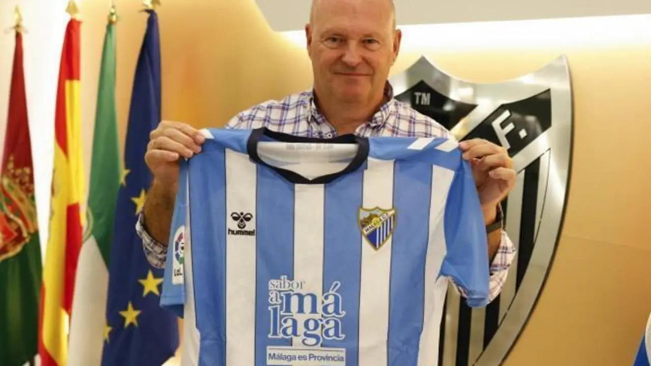 Pepe Mel ya posa con la camiseta de su nuevo club. - MCF