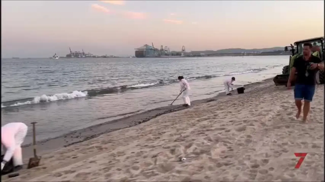 Un peque&ntilde;o vertido alcanza tambi&eacute;n la costa de Algeciras