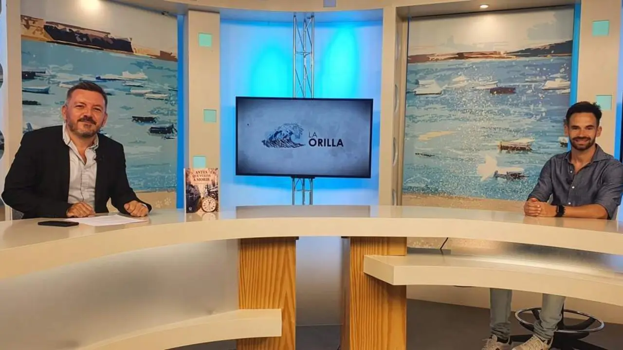 David de la Cruz, junto a Pedro Espinosa, en los estudios de 7TV. - Mar&iacute;a Palacios
