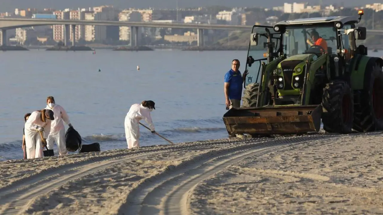 Limpieza del vertido en El Rinconcillo, en Algeciras. - EFE