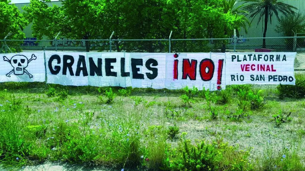 Pancarta de los vecinos del R&iacute;o San Pedro contra el proyecto de la APBC en los terrenos de Delphi.  - VIVA