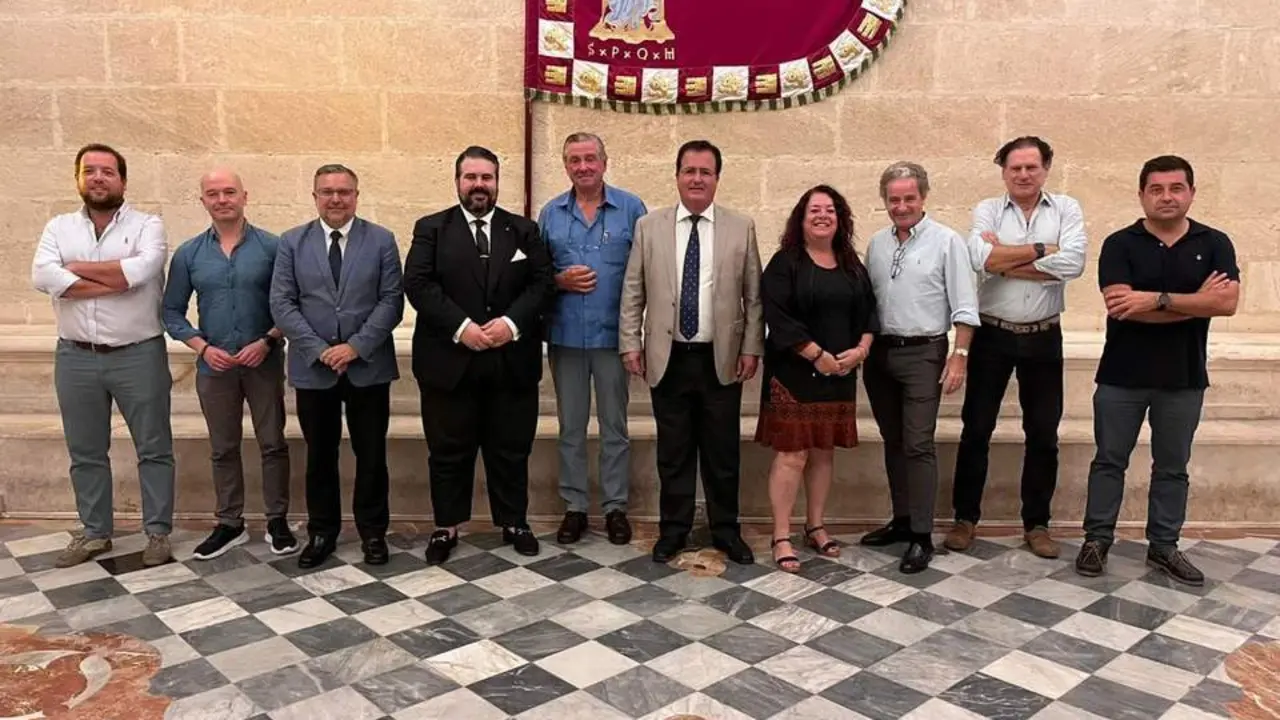 Representantes municipales con el presidente de la Asociaci&oacute;n de Comerciantes y Profesionales de Los Remedios. - Ayuntamiento