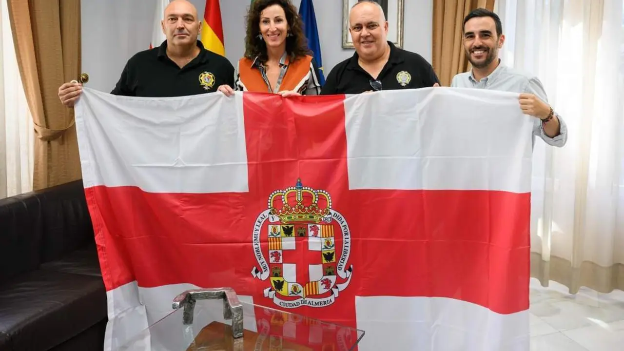 La alcaldesa entrega la bandera de la ciudad para el desfile de la Hispanidad en Nueva York. - Ayuntamiento