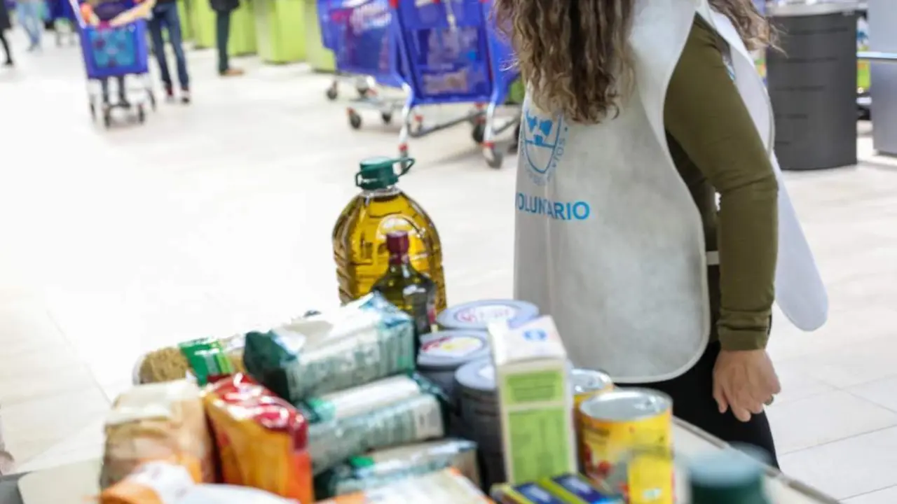 Una voluntaria participa en una operaci&oacute;n de recogida de alimentos, en foto de archivo. - JES&Uacute;S HELL&Iacute;N / EP 