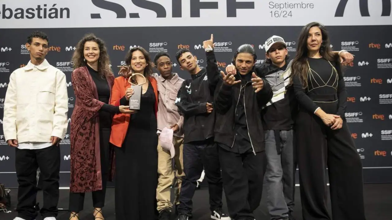 La realizadora colombiana Laura Mora posa junto al equipo de 