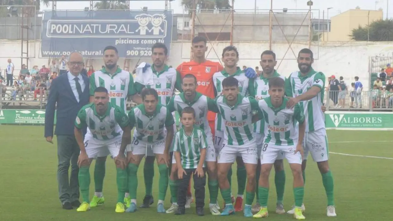 Once inicial del Atl&eacute;tico Sanluque&ntilde;o ante el Recreativo de Huelva de Huelva en El Palmar - Paco Bernal