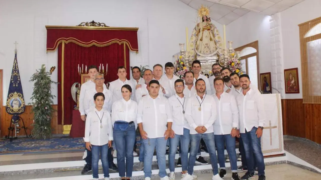 Costaleros de la Agrupaci&oacute;n Parroquial delante de la Virgen - Ra&uacute;l J. Bustillos