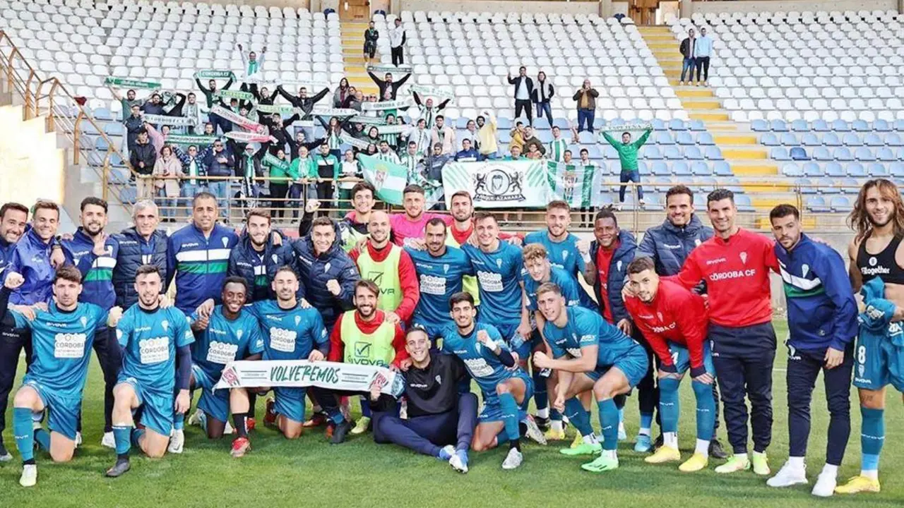 Kike M&aacute;rquez en el centro de la bufanda y los aficionados del C&oacute;rdoba al fondo - CCF