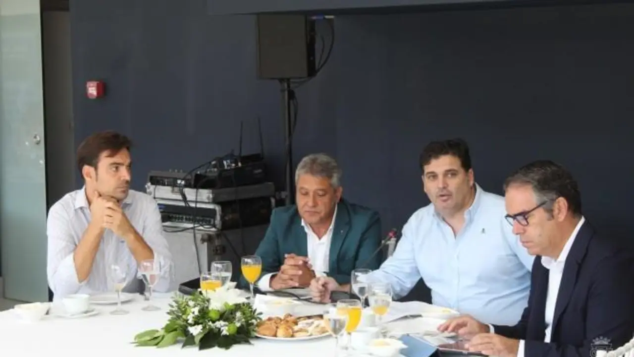 Encuentro entre Rafael Contreras y Pepe Mata con los pe&ntilde;istas cadistas. - C&aacute;diz CF
