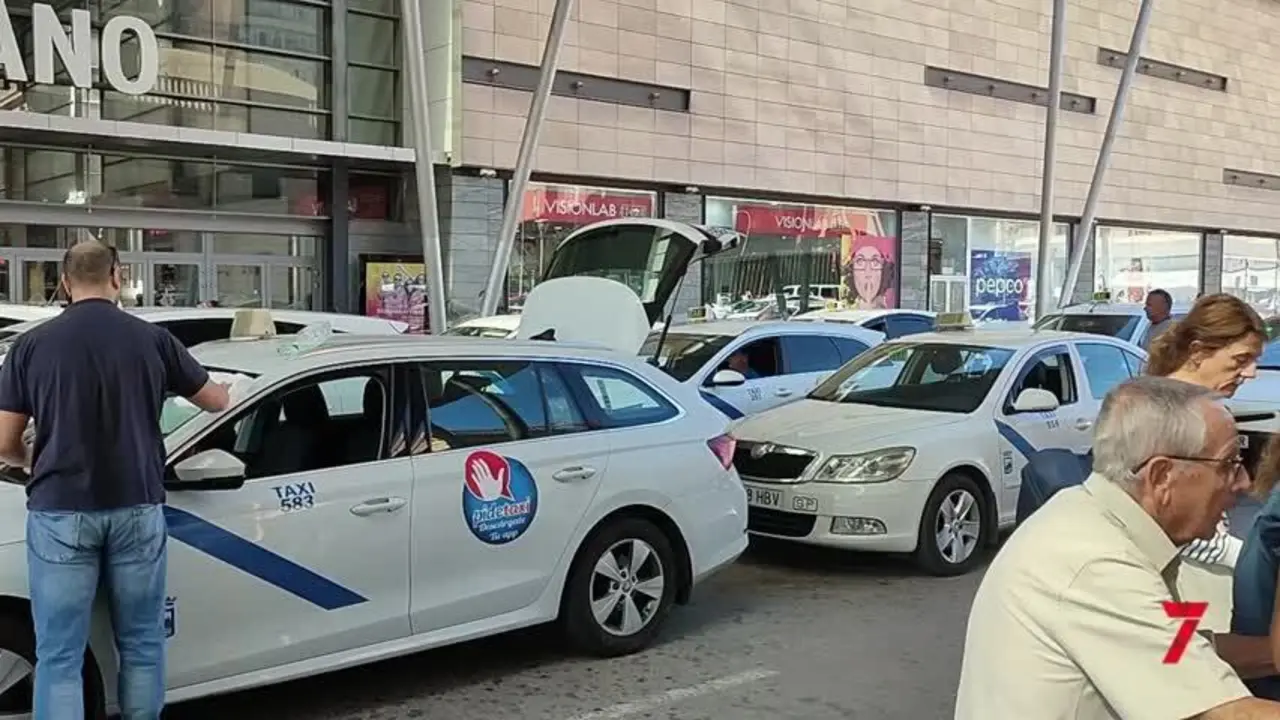 Los taxistas de M&aacute;laga, desesperados por el nuevo decreto que favorecer&aacute; a los VTC
