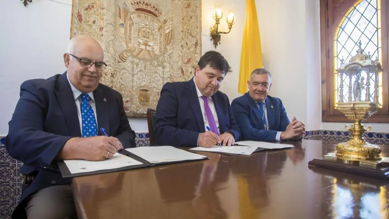 irma del convenio entre el Ayuntamiento de Huelva y la Hermandad del Nazareno. - VH