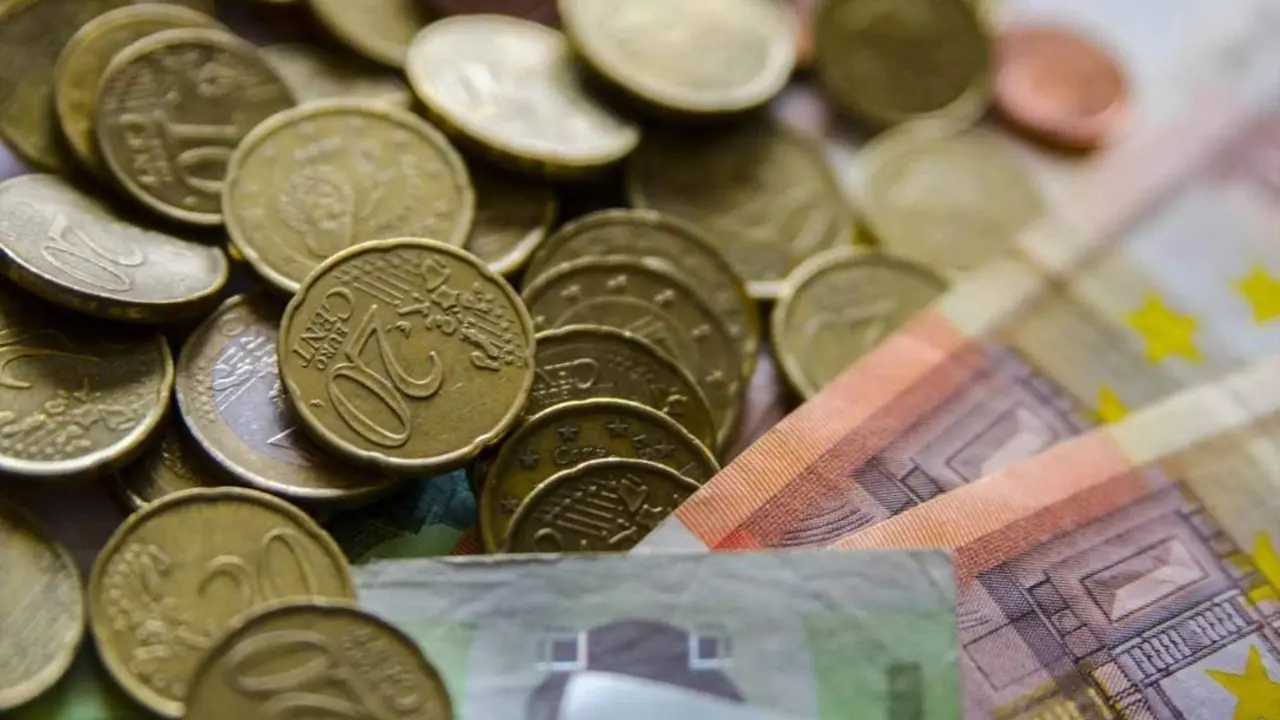 Monedas y billetes de euro. - EUROPA PRESS - Archivo