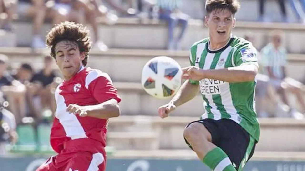 Una acci&oacute;n del partido entre el Betis Deportivo y el Sevilla Atl&eacute;tico - RB