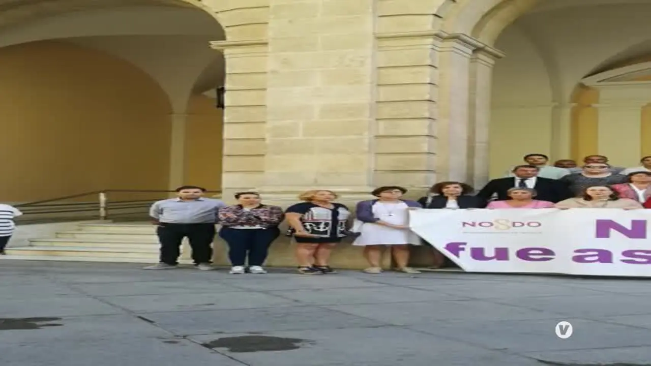 Minuto de silencio en Sevilla en repulsa al crimen machista de M&aacute;laga