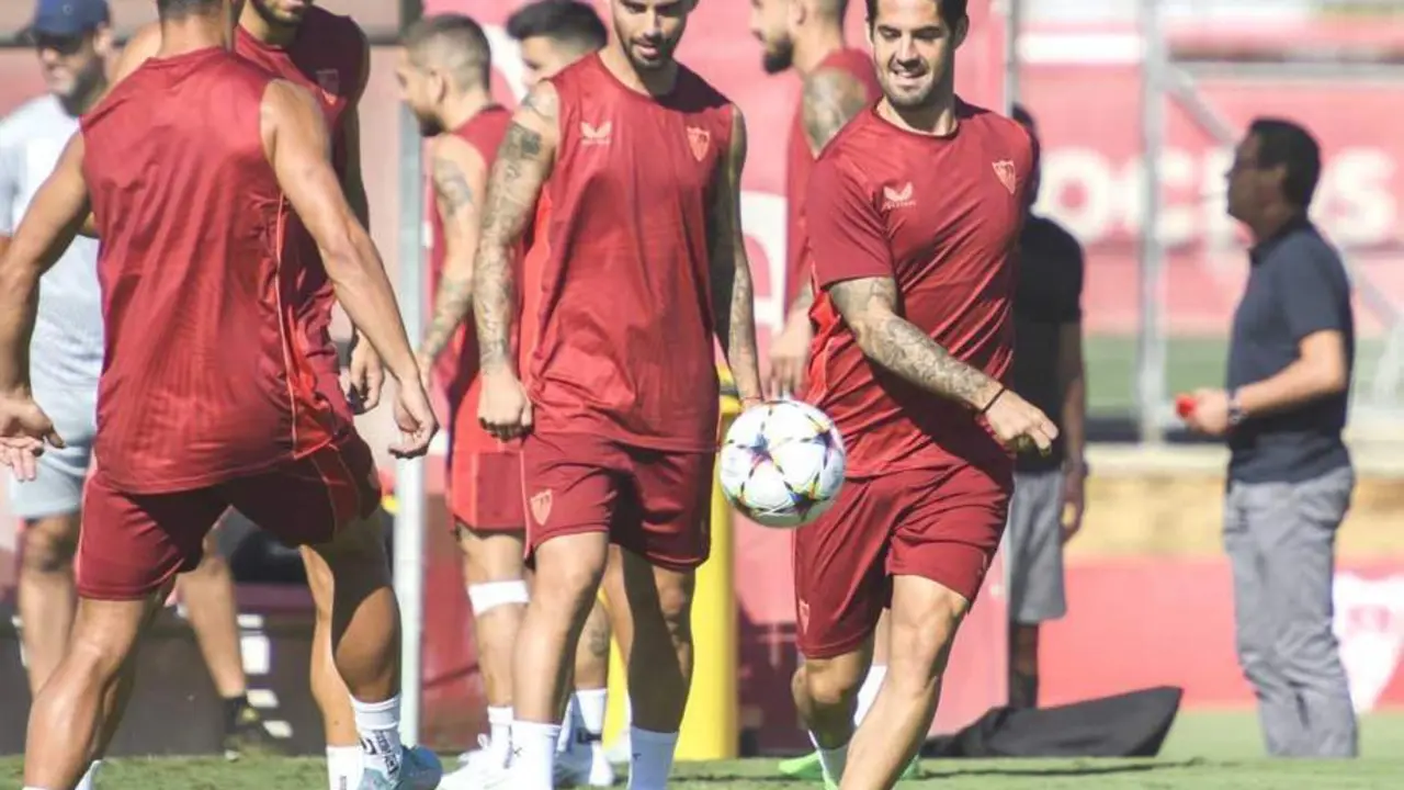 &Oacute;liver Torres, Joan Jord&aacute;n, Suso e Isco durante un entrenamiento del Sevilla en la ciudad deportiva. - efe