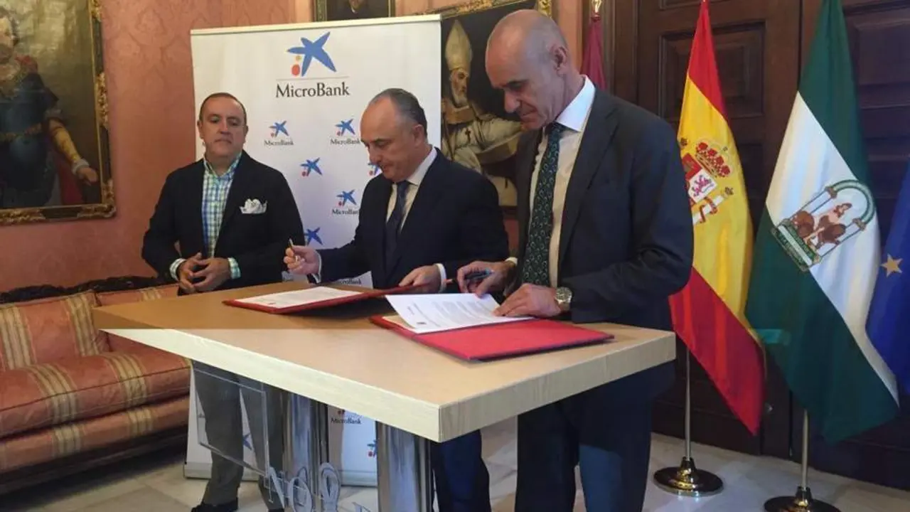 El momento de la firma. - CT
