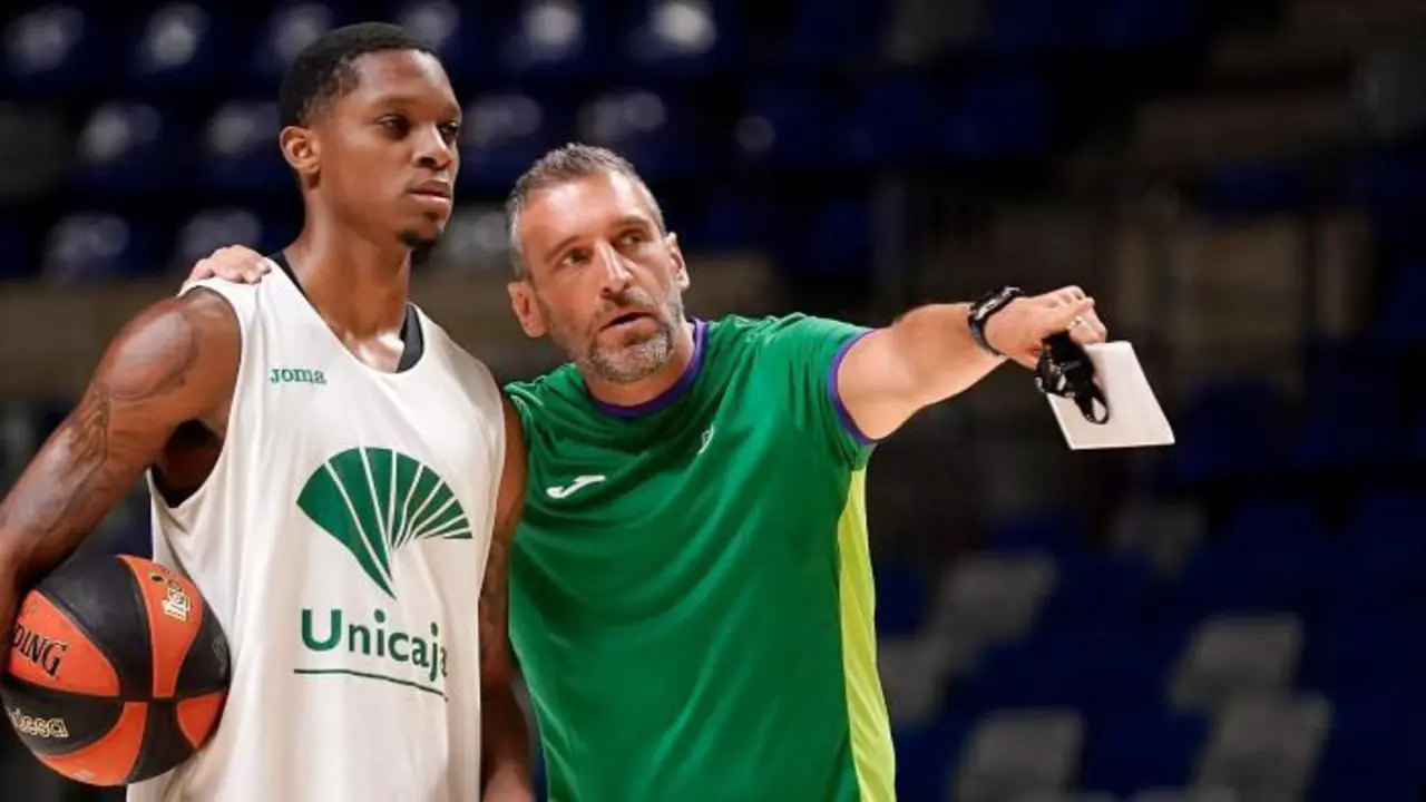 Ibon Navarro da indicaciones al base-escolta Tyson Carter. - UNICAJA CB