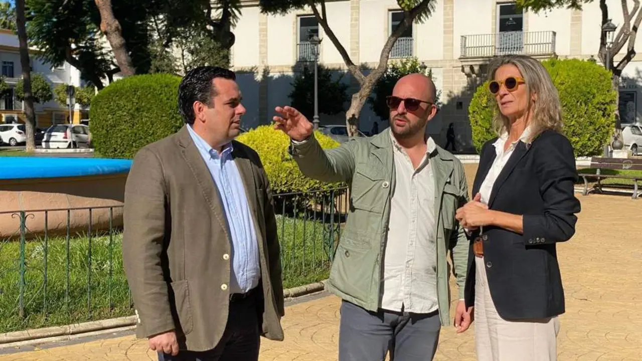 El alcalde, Germ&aacute;n Beardo, junto a la concejala Danuxia Enciso y el concejal  Curro Mart&iacute;nez.  - Viva. 