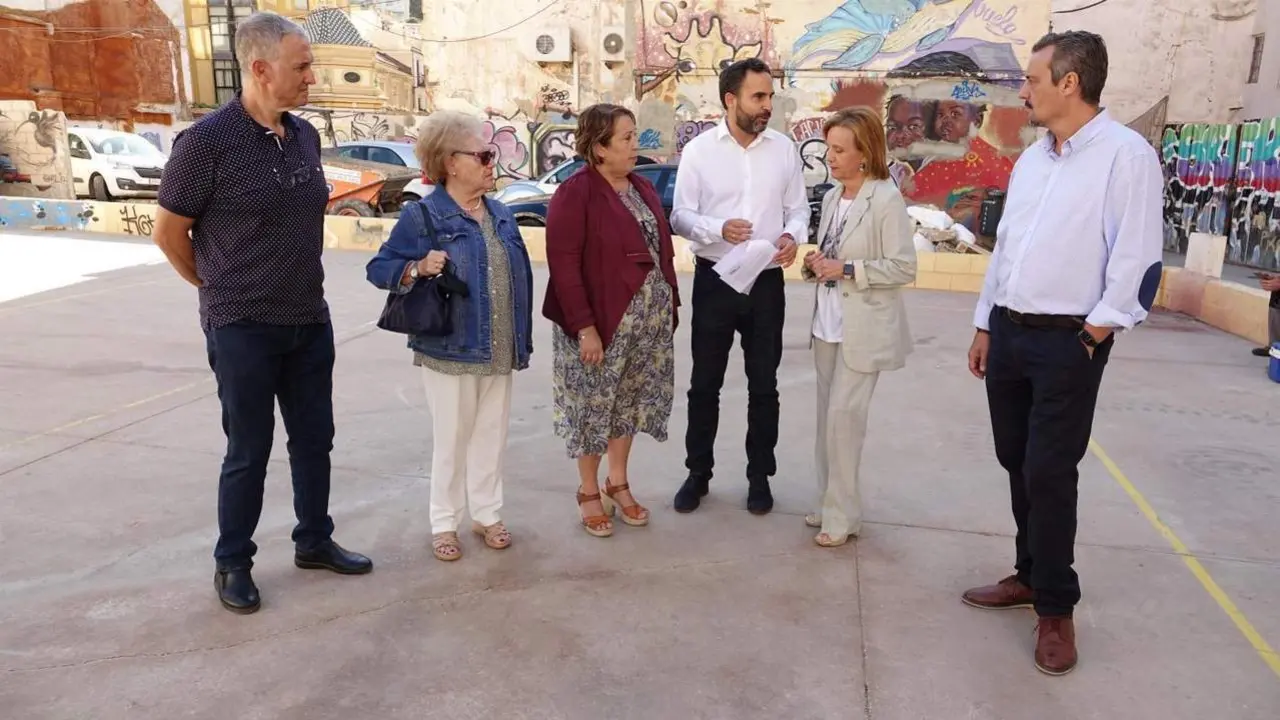 El portavoz socialista del Ayuntamiento de M&aacute;laga, Daniel P&eacute;rez, en una visita al barrio de Lagunillas. - V.M.