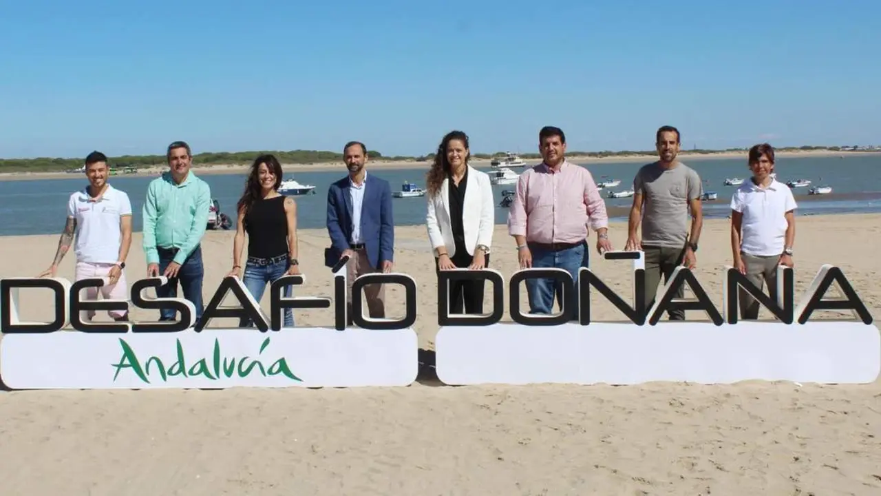 Distintas autoridades y participantes en la Playa de Bajo de Gu&iacute;a - Ra&uacute;l J. Bustillos