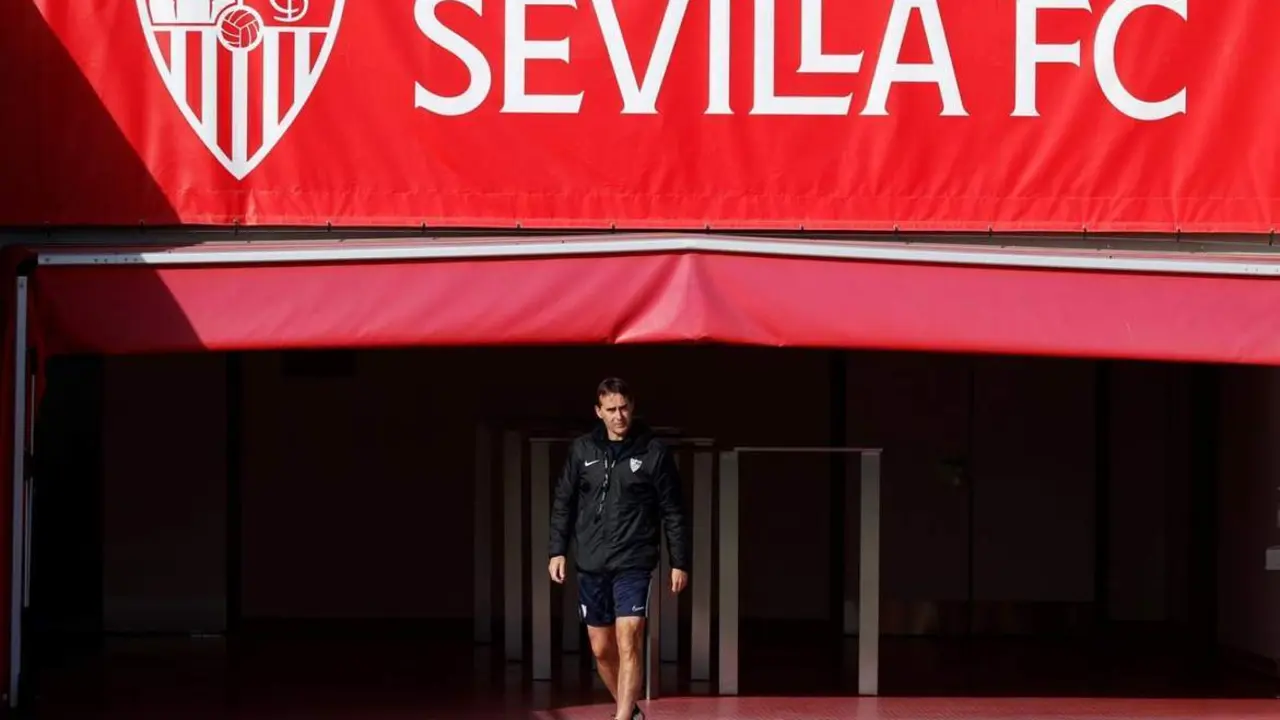 El entrenador del Sevilla FC, Julen Lopetegui, salta al campo del estadio Jes&uacute;s Navas este jueves. - efe