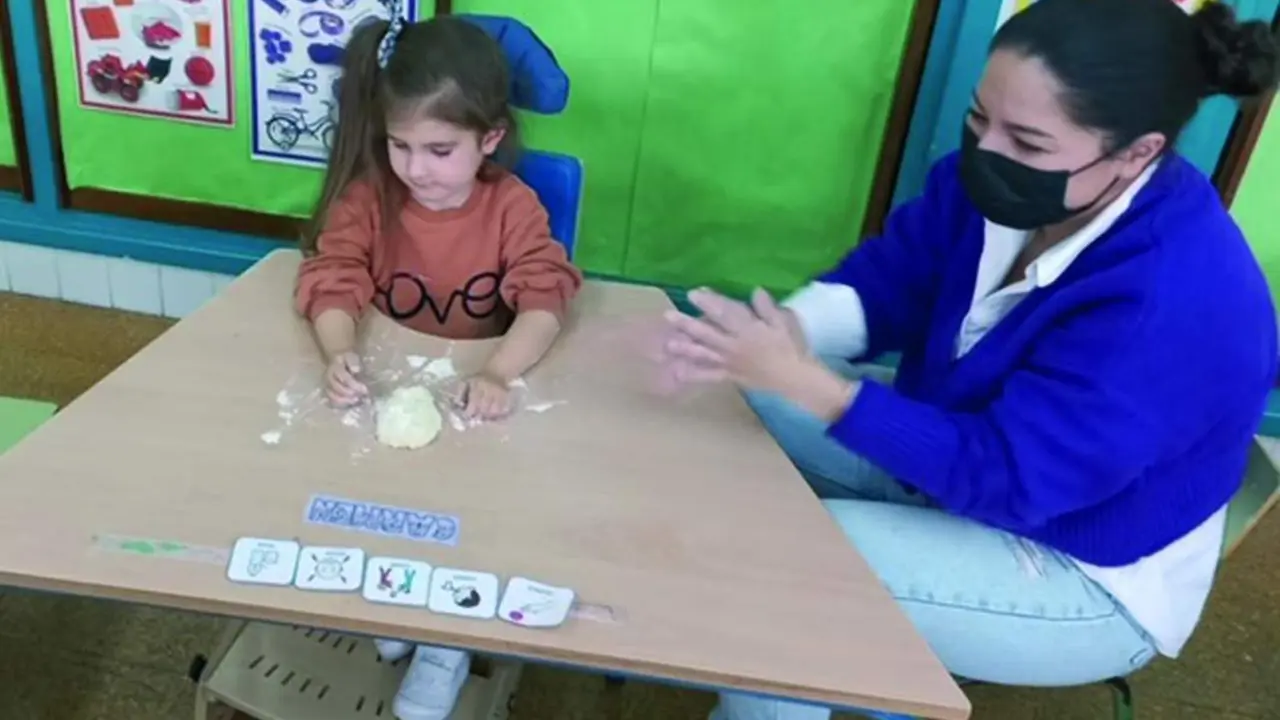Carmen con su hija de cuatro a&ntilde;os en clase. - Cedida