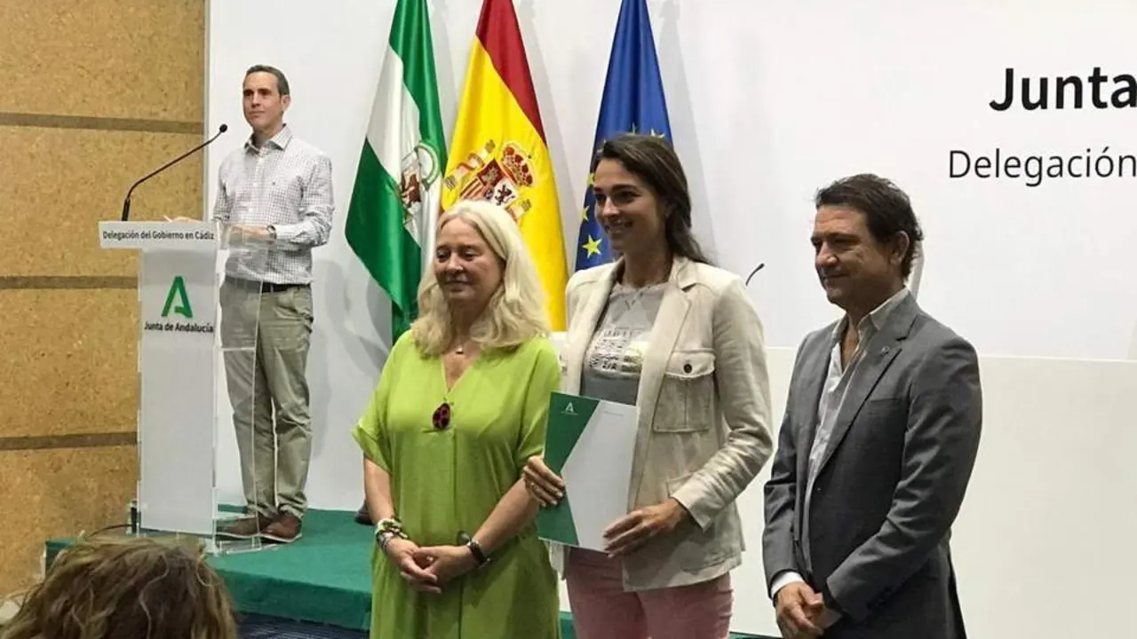  La presidenta de&nbsp;Apadeni,&nbsp;Inma&nbsp;Arminio, junto a la delegada del Gobierno de la Junta en C&aacute;diz, Mercedes Colombo.  - 