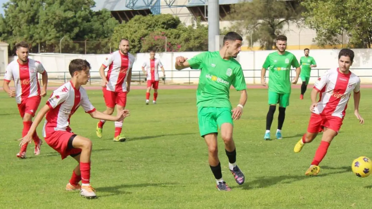 Una acci&oacute;n del partido entre la Juventud Sanluuque&ntilde;a y el Vejer - Ra&uacute;l J. Bustillos