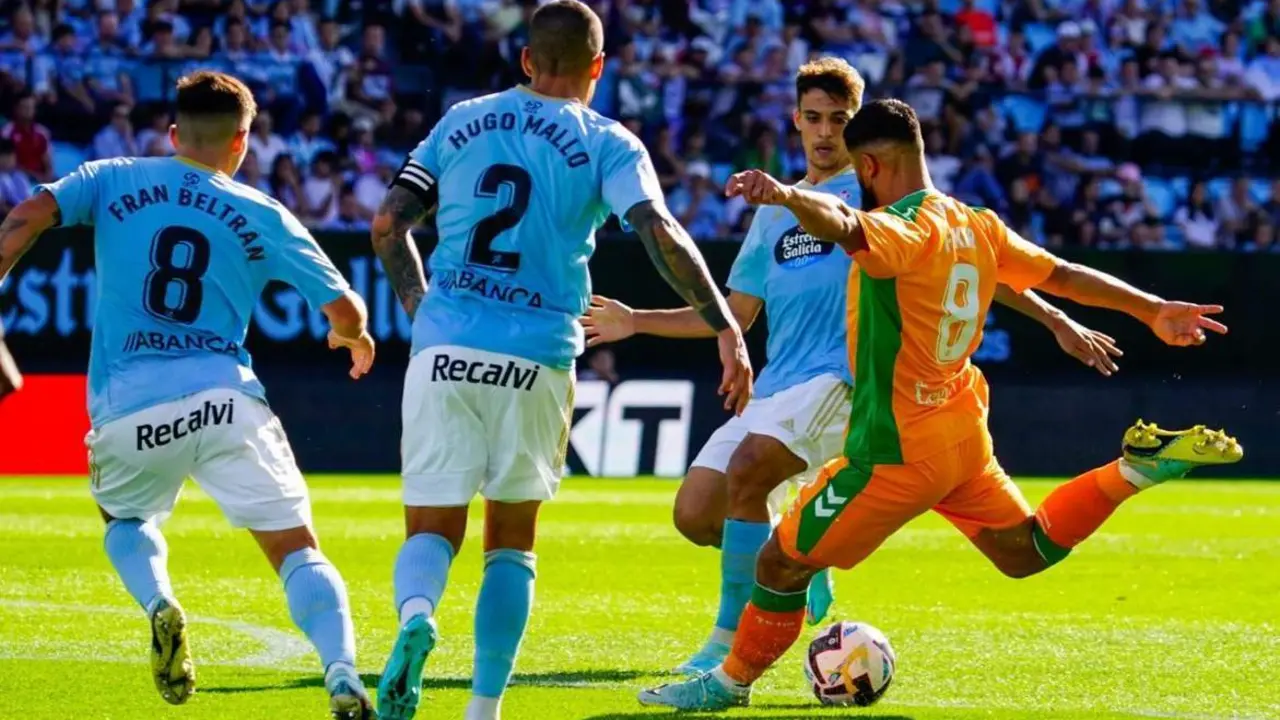 El futbolista del Betis, Nabil Fekir, durante el duelo contra el Celta. - rbb
