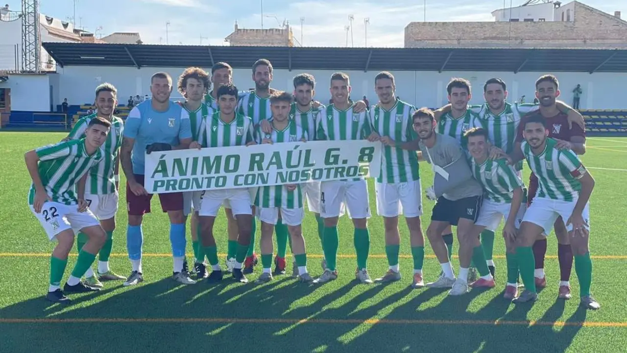 El Atl&eacute;tico Sanluque&ntilde;o B con la pancarta de apoyo a Ra&uacute;l Gal&aacute;n - ASCF