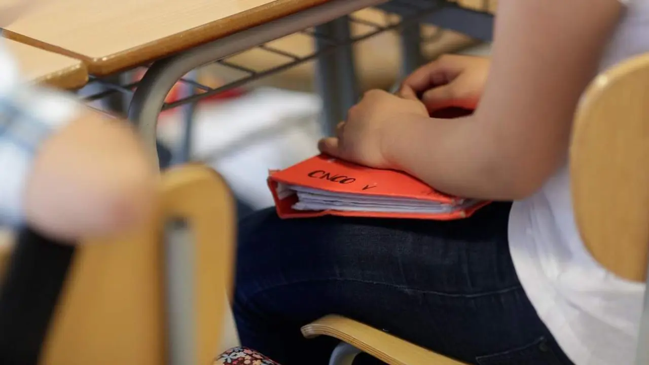 Una estudiante en un aula. | Europa Press
