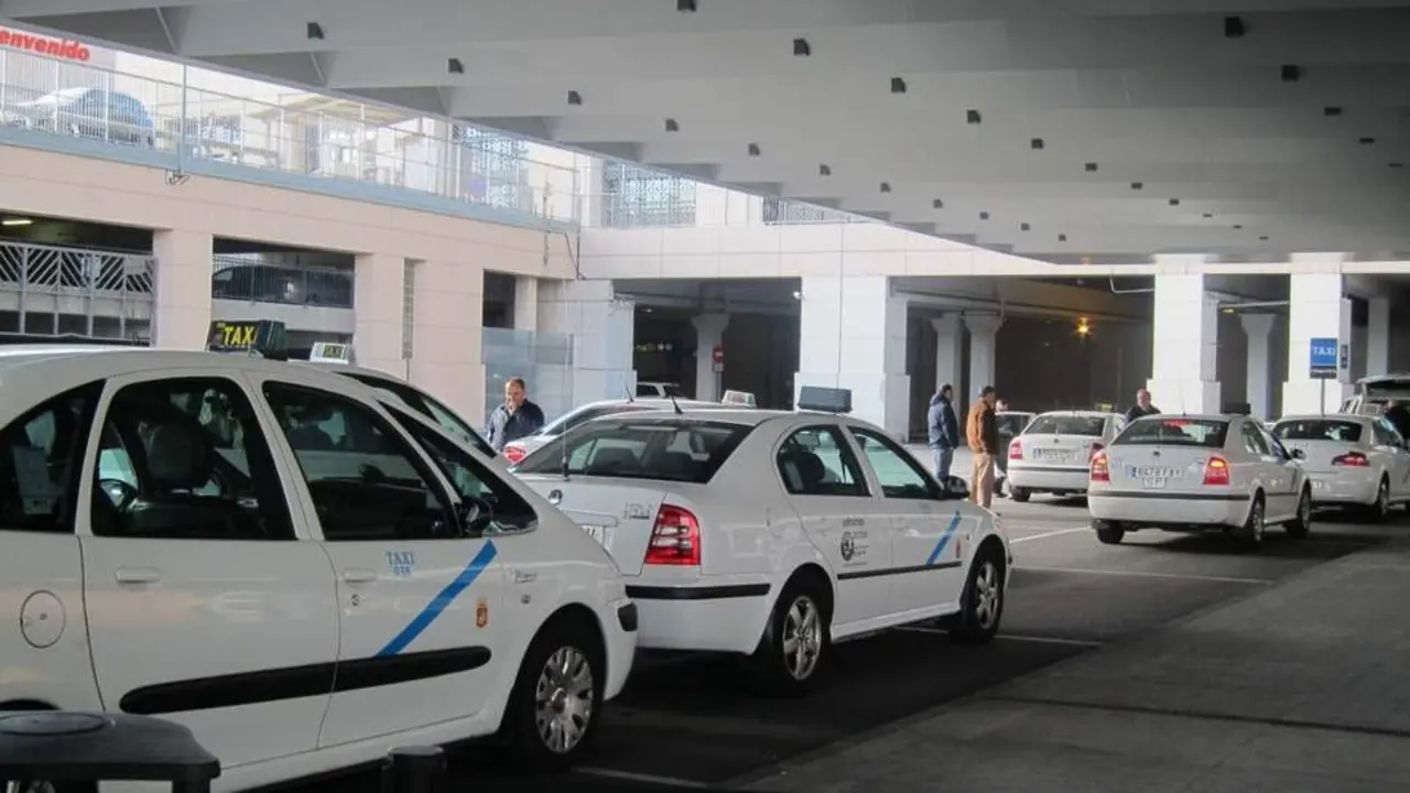Taxistas en el Aeropuerto. - EP
