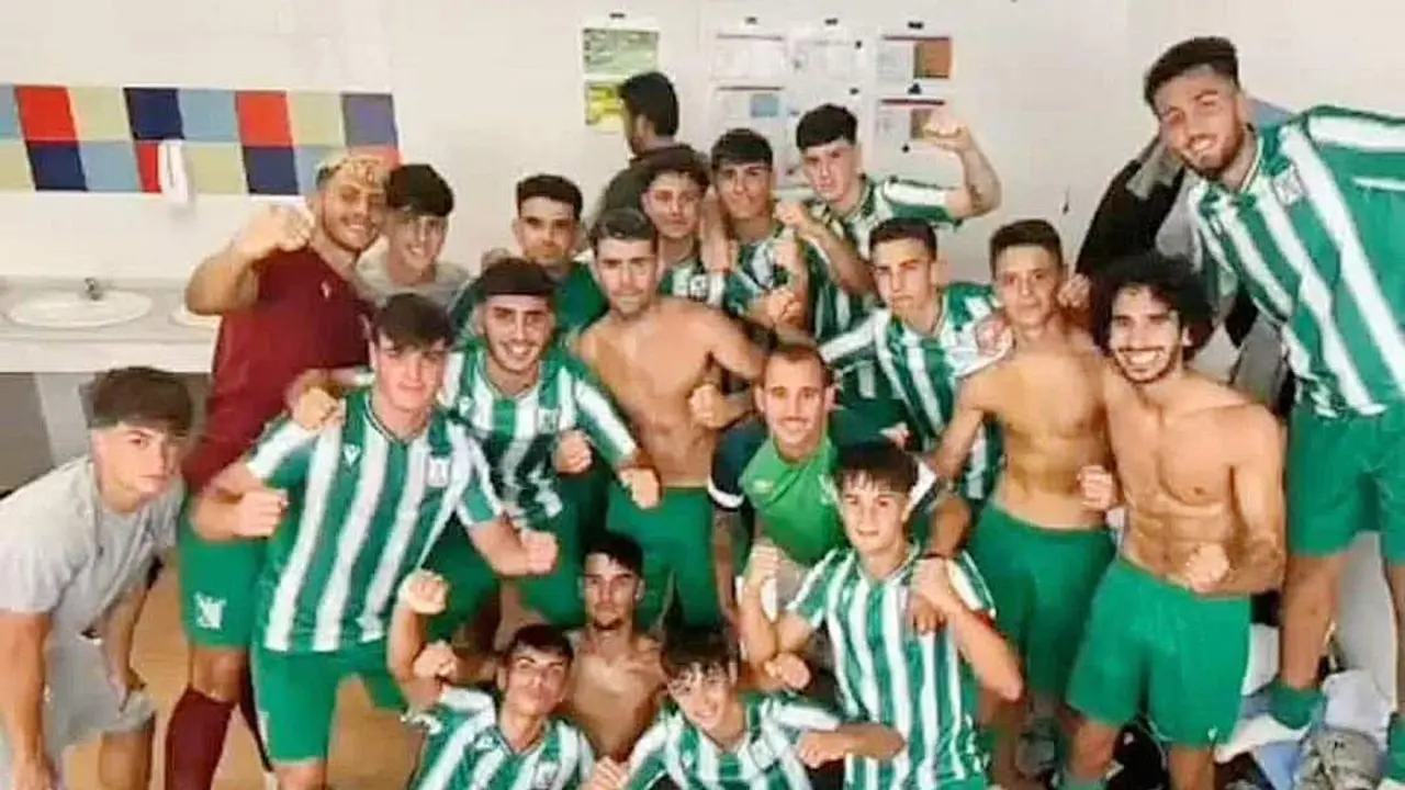 El equipo juvenil A del Atl&eacute;tico Sanluque&ntilde;o celebra el triunfo obtenido en Lebrija - ASCF