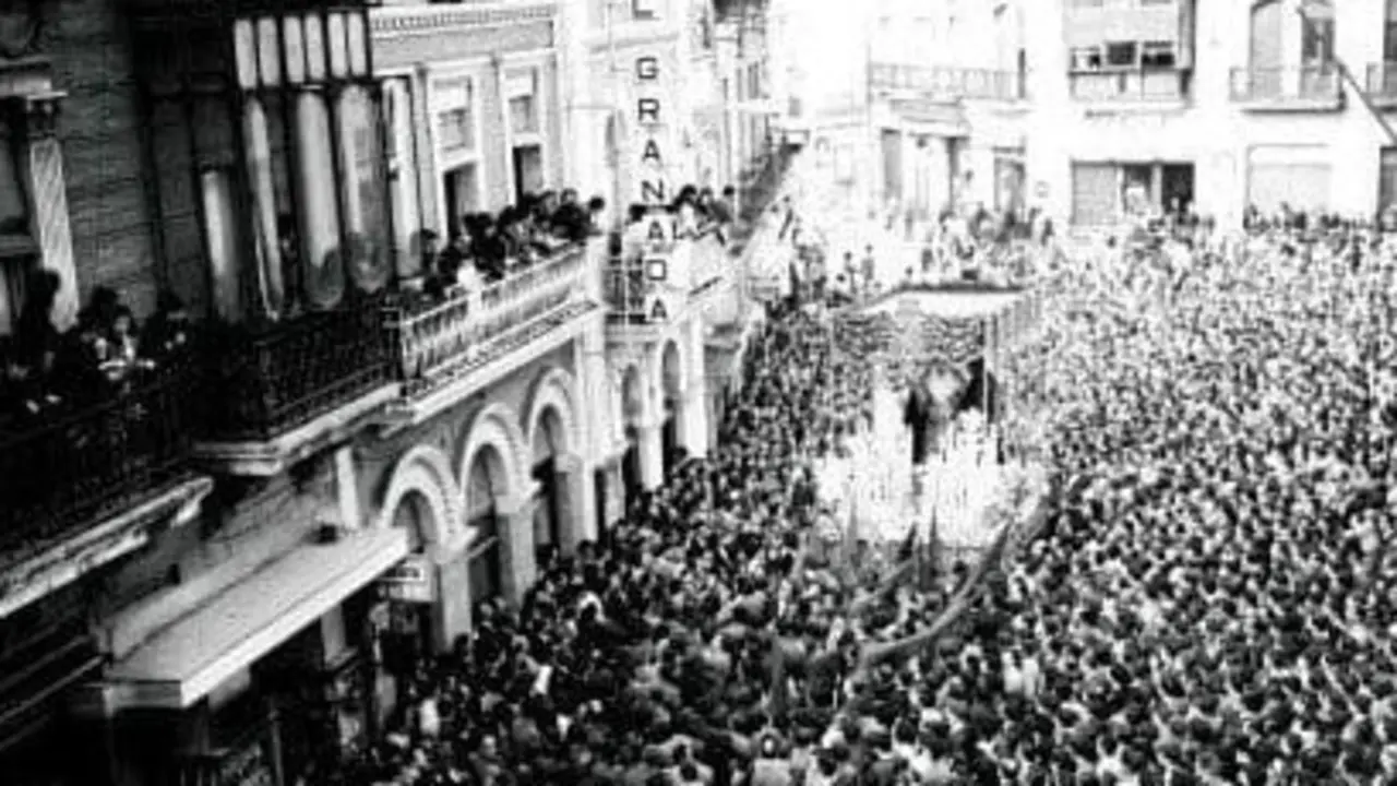 Foto hist&oacute;rica de la Virgen de la Amargura en su procesionar por Huelva. - HDAD. NAZARENO