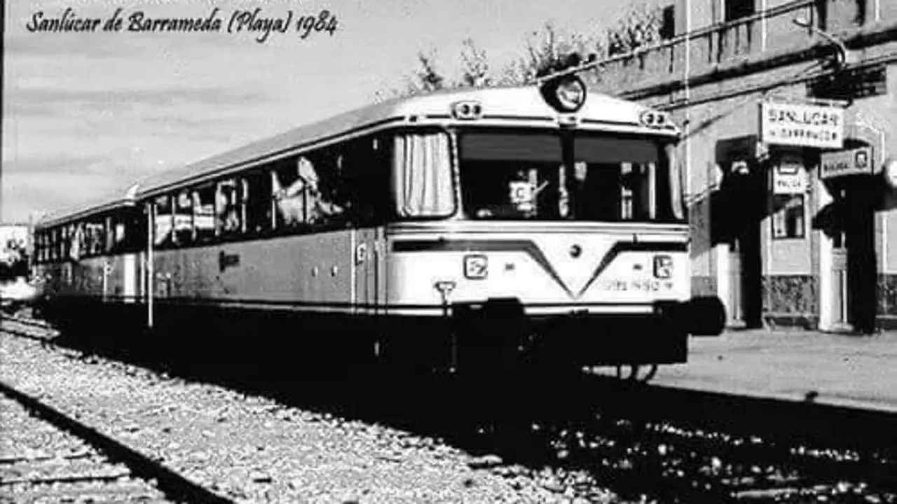 El tren, en la estaci&oacute;n de Sanl&uacute;car, en 1984.  - Andaluc&iacute;a Informaci&oacute;n