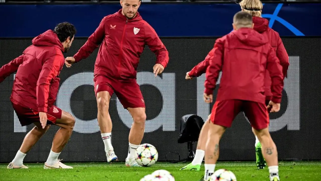 Varios futbolistas del Sevilla durante el entrenamiento previo al partido contra el Borussia Dortmund. - efe