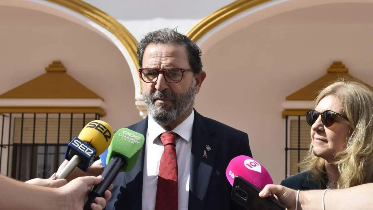 El delegado de Salud de la provincia de M&aacute;laga, Carlos Bautista, en rueda de prensa - Laura Caballero