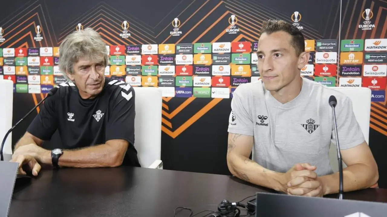 Pellegrini y Guardado durante la rueda de prensa posterior al entrenamiento. - Jose Manuel Vidal/EFE