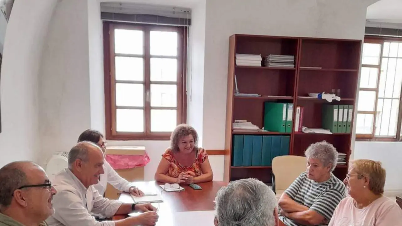 Imagen de la reuni&oacute;n con los representantes vecinales - Viva