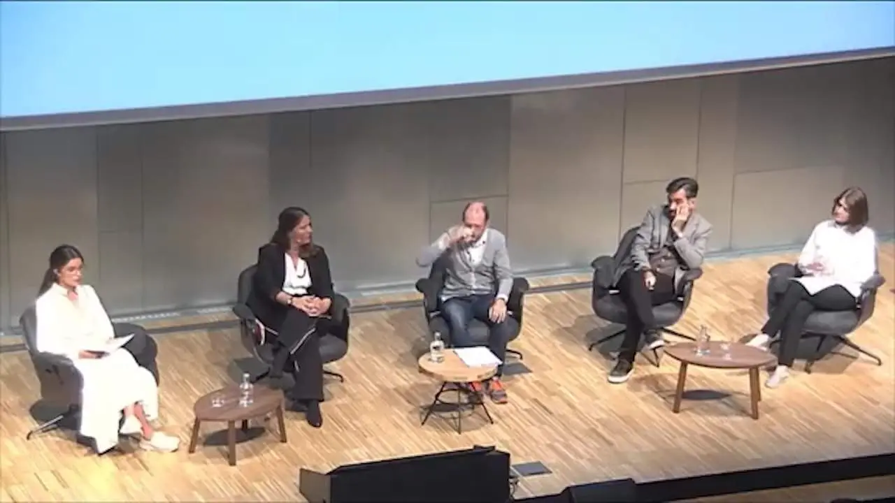Una activista interrumpe un acto en Barcelona con Yolanda D&iacute;az, Garz&oacute;n y Colau