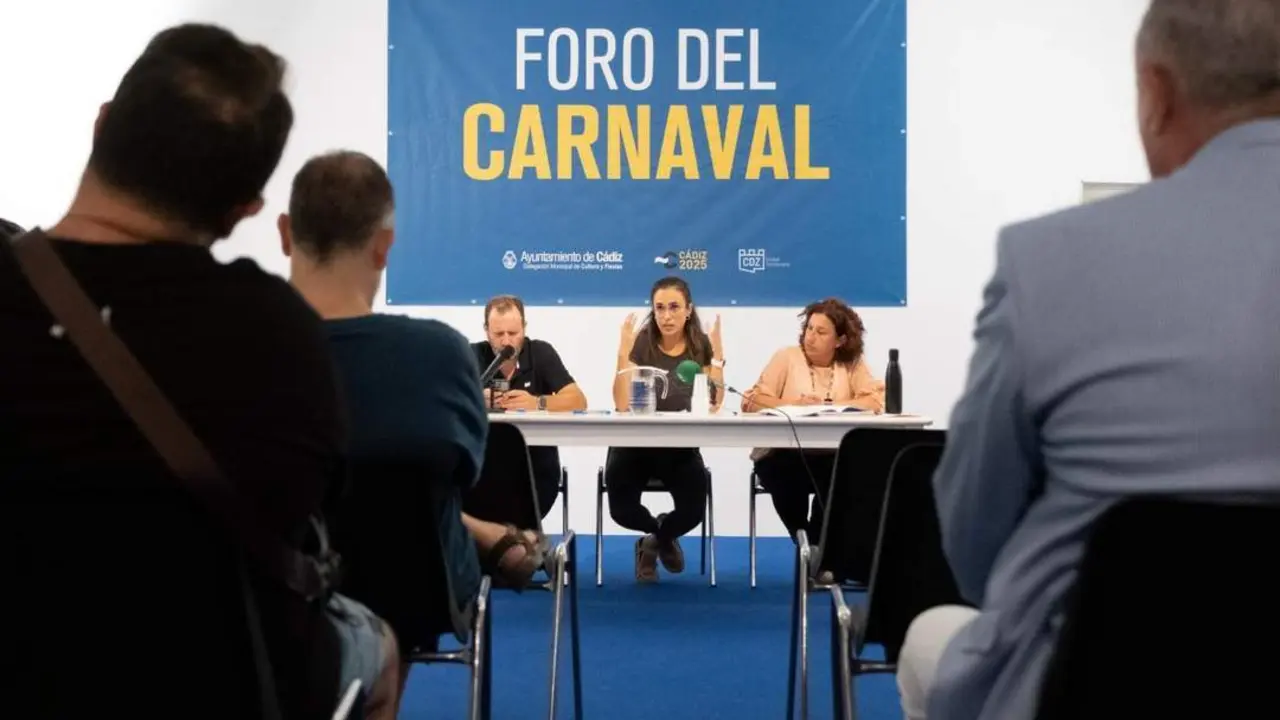 Lola Cazalilla, en el primer foro de Carnaval para preparar el COAC 2023. - VIVA