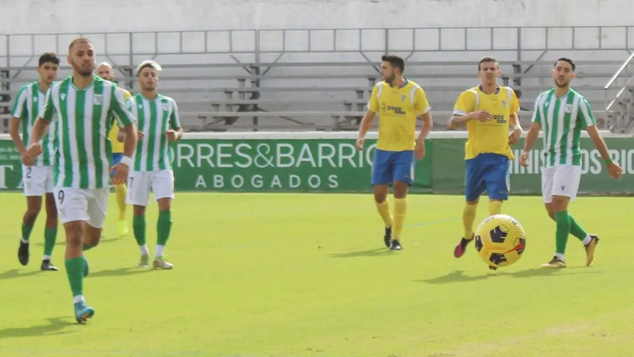 Una acci&oacute;n del partido entre el Atl&eacute;tico Sanluque&ntilde;o B y el Trebujena Balompi&eacute; disputado en El Palmar - Ra&uacute;l J. Bustillos